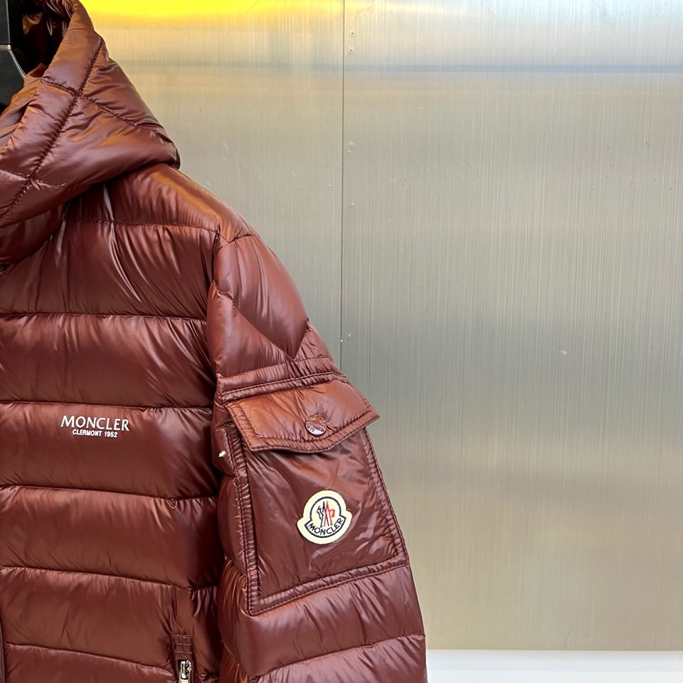 Mon蒙口、2025秋冬新品黑色羽绒服，以经典黑色演绎从高山到都市的极简奢华美学。款式采用利落立领设计，