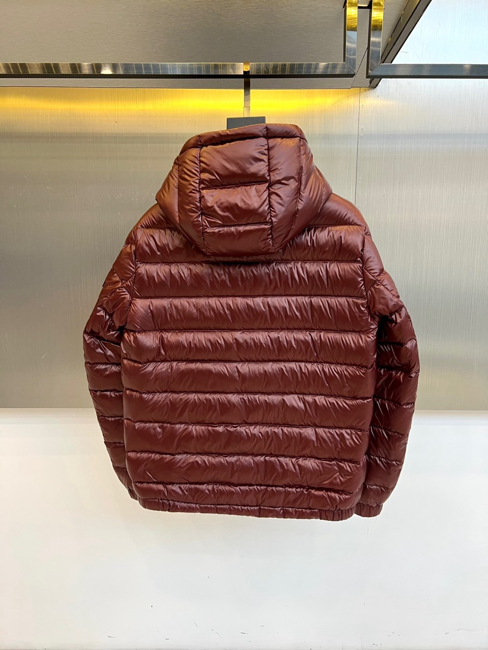 Mon蒙口、2025秋冬新品黑色羽绒服，以经典黑色演绎从高山到都市的极简奢华美学。款式采用利落立领设计，