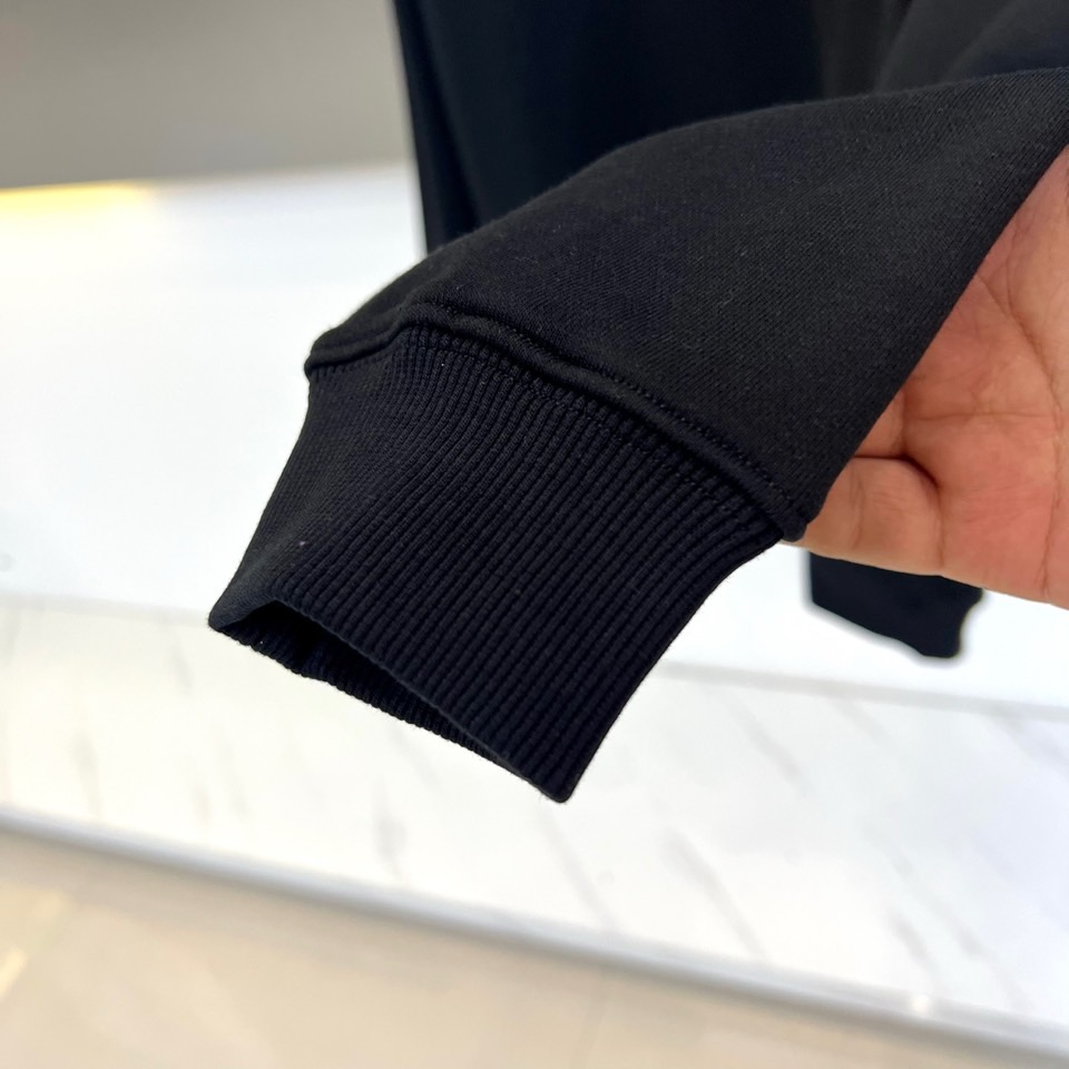 Mon蒙口、2025秋冬新品圆领卫衣，以简约廓形诠释精致休闲美学。柔软面料确保舒适体感，左胸饰以品牌徽章