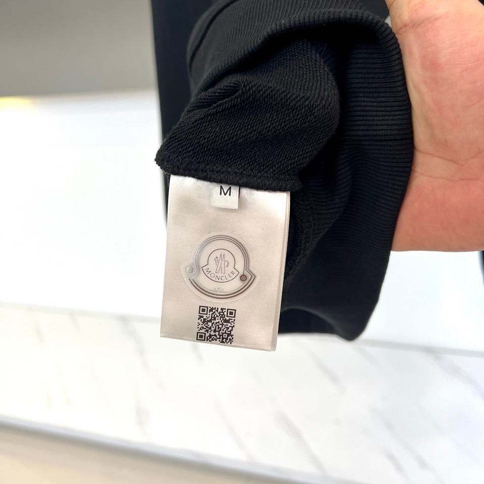 Mon蒙口、2025秋冬新品圆领卫衣，以简约廓形诠释精致休闲美学。柔软面料确保舒适体感，左胸饰以品牌徽章