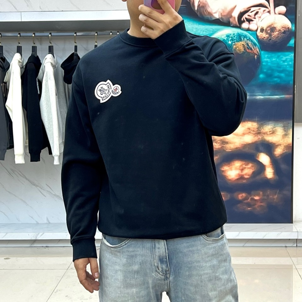 Mon蒙口、2025秋冬新品圆领卫衣，以简约廓形诠释精致休闲美学。柔软面料确保舒适体感，左胸饰以品牌徽章