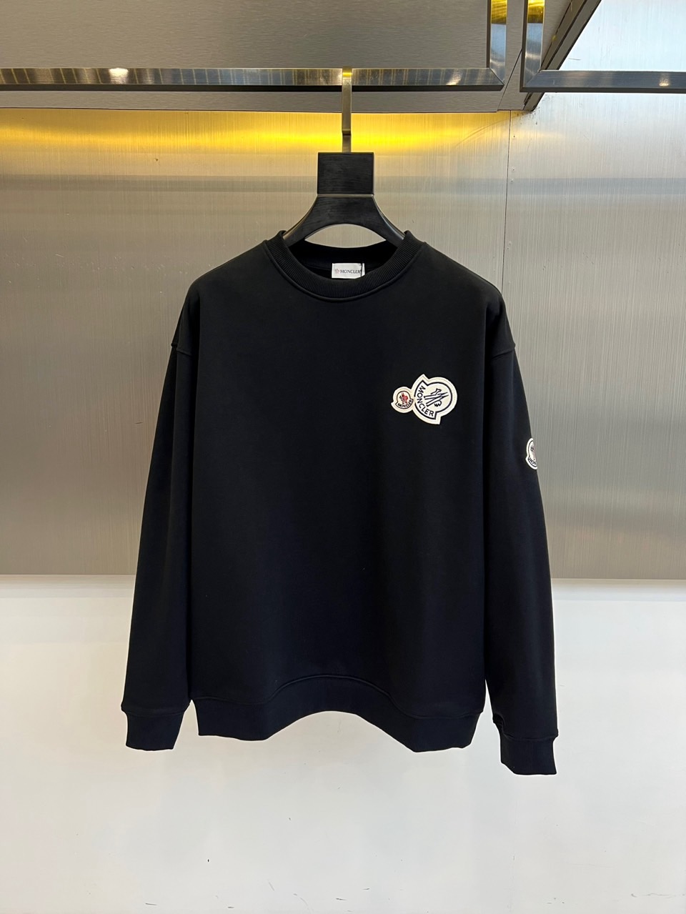 NO:683206,Mon, the 2025 autumn and winter new round-neck sweatshirt, interprets exquisite casual aesthetics with a simple silhouette. The soft fabric ensures a comfortable feel. The left chest is decorated with the brand badge and color logo, and the sleeves are embellished with exquisite embroidery. The details highlight the extraordinary identity. The classic white is versatile and timeless, and the badge element cleverly enhances the level and recognition of the style, combining a sense of sports and leisure with  The perfect fusion of luxury style. Whether worn alone or layered, you can easily create a casual yet elegant daily look, showing the consistent high-quality craftsmanship and modern atmosphere of Meng Mou. S-XXXL (model 173, 143 pounds, upper body size M), Moncler, hoodie, sweatshirts,19860909Mon蒙口、2025秋冬新品圆领卫衣,以简约廓形诠释精致休闲美学.柔软面料确保舒适体感,左胸饰以品牌徽章与色彩徽标,衣袖点缀精致刺绣,细节之处彰显非凡身份.经典白色百搭隽永,徽章元素巧妙提升造型层次与辨识度,将运动休闲感与奢华格调完美融合.无论是单独穿着或作为内搭叠穿,皆能轻松打造随性又不失考究的日常造型,尽显蒙口一贯的高品质工艺与摩登气息.S-XXXL（模特173,143斤上身M码）,,Moncler,hoodie,sweatshirts,,Men's clothing