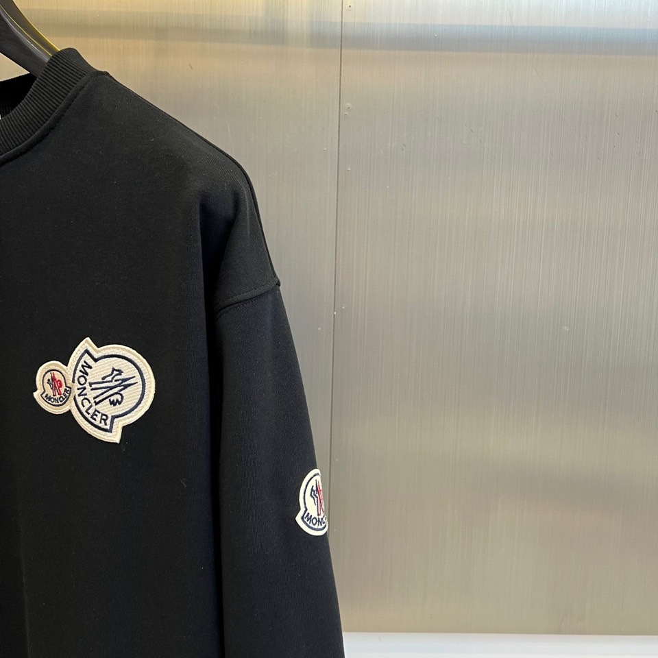 Mon蒙口、2025秋冬新品圆领卫衣，以简约廓形诠释精致休闲美学。柔软面料确保舒适体感，左胸饰以品牌徽章