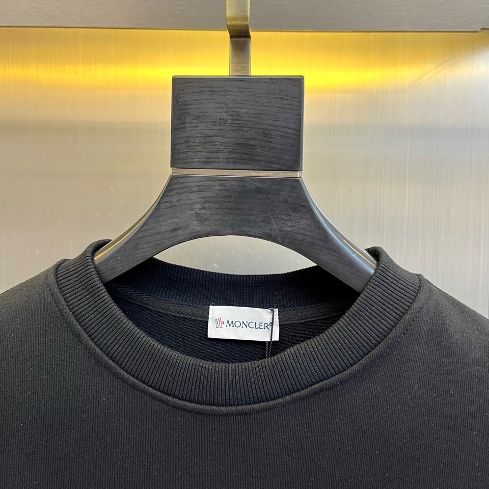 Mon蒙口、2025秋冬新品圆领卫衣，以简约廓形诠释精致休闲美学。柔软面料确保舒适体感，左胸饰以品牌徽章