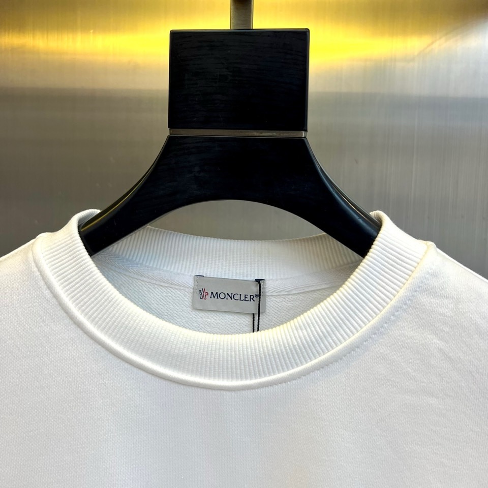 Mon蒙口、2025秋冬新品圆领卫衣，以简约廓形诠释精致休闲美学。柔软面料确保舒适体感，左胸饰以品牌徽章