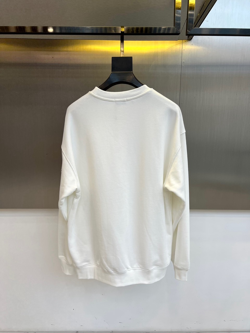 Mon蒙口、2025秋冬新品圆领卫衣，以简约廓形诠释精致休闲美学。柔软面料确保舒适体感，左胸饰以品牌徽章