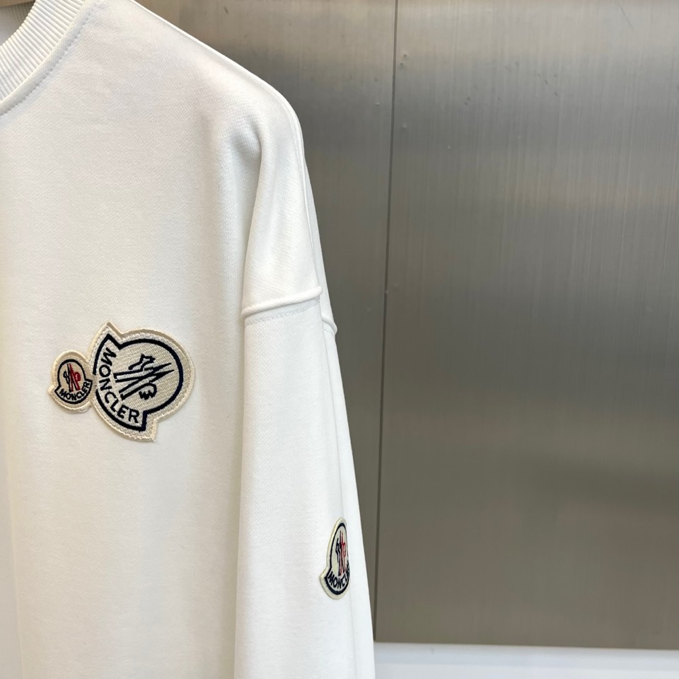 Mon蒙口、2025秋冬新品圆领卫衣，以简约廓形诠释精致休闲美学。柔软面料确保舒适体感，左胸饰以品牌徽章