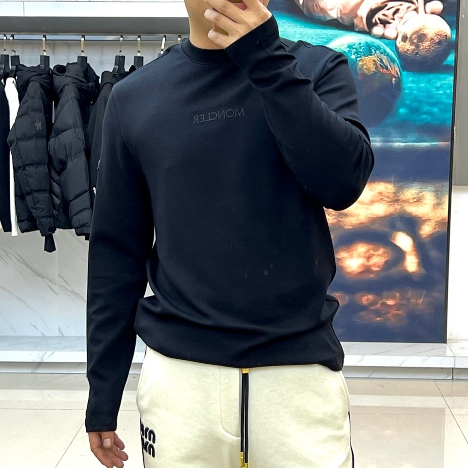 Mon蒙口、2025秋冬新品推出这款莫代尔超柔圆领长袖上衣，以简约设计演绎日常奢华。单品采用74.5%粘