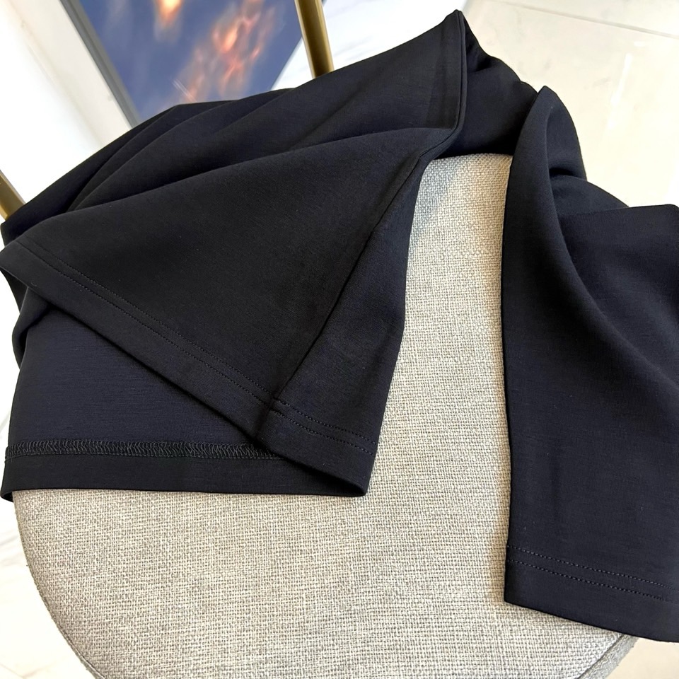 Mon蒙口、2025秋冬新品推出这款莫代尔超柔圆领长袖上衣，以简约设计演绎日常奢华。单品采用74.5%粘