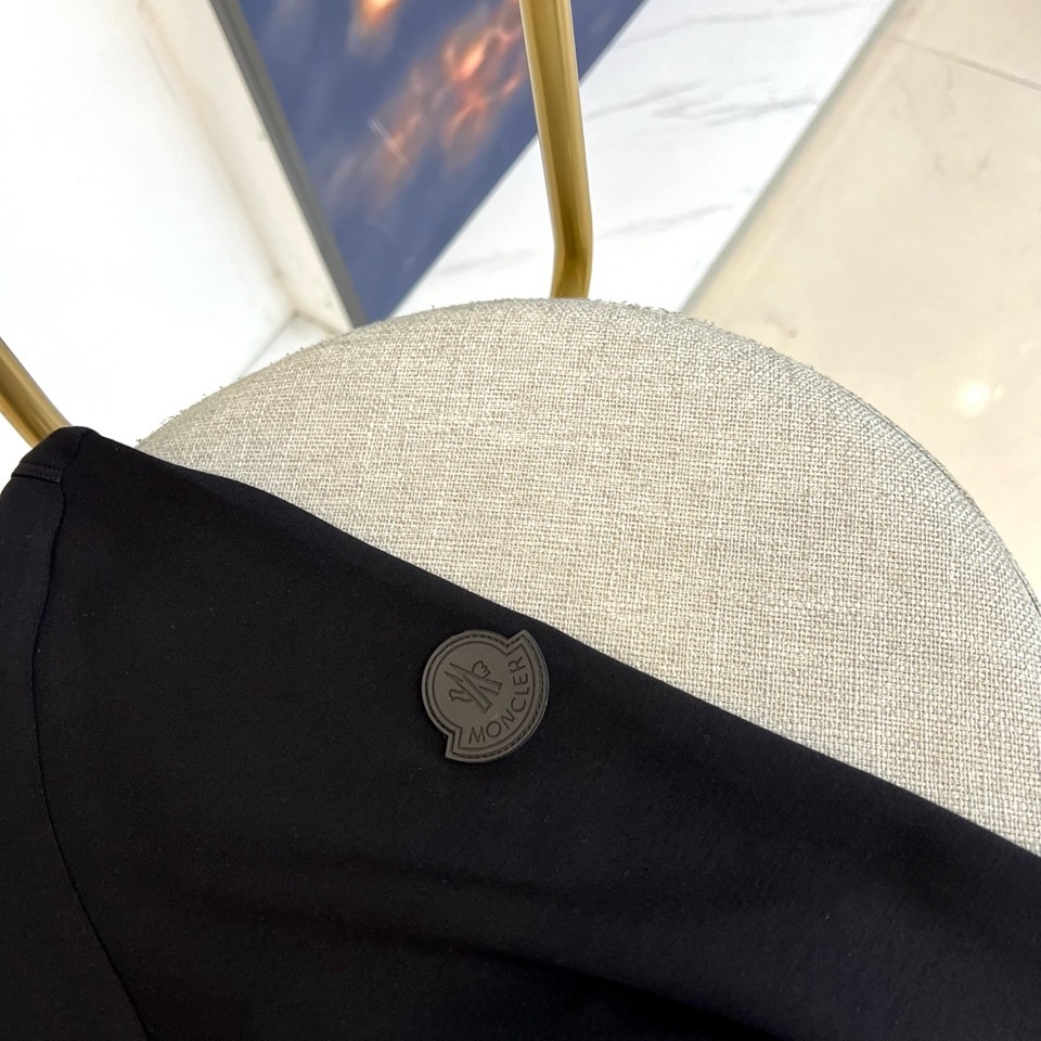 Mon蒙口、2025秋冬新品推出这款莫代尔超柔圆领长袖上衣，以简约设计演绎日常奢华。单品采用74.5%粘