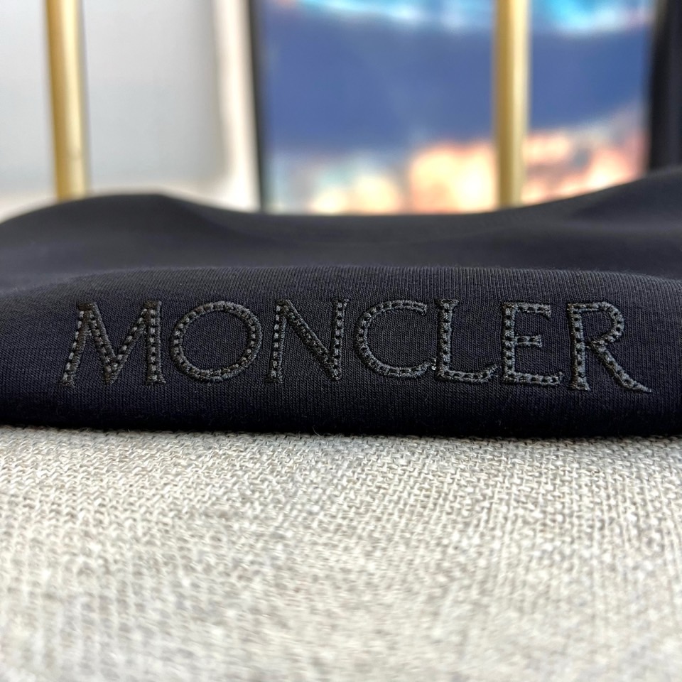 Mon蒙口、2025秋冬新品推出这款莫代尔超柔圆领长袖上衣，以简约设计演绎日常奢华。单品采用74.5%粘