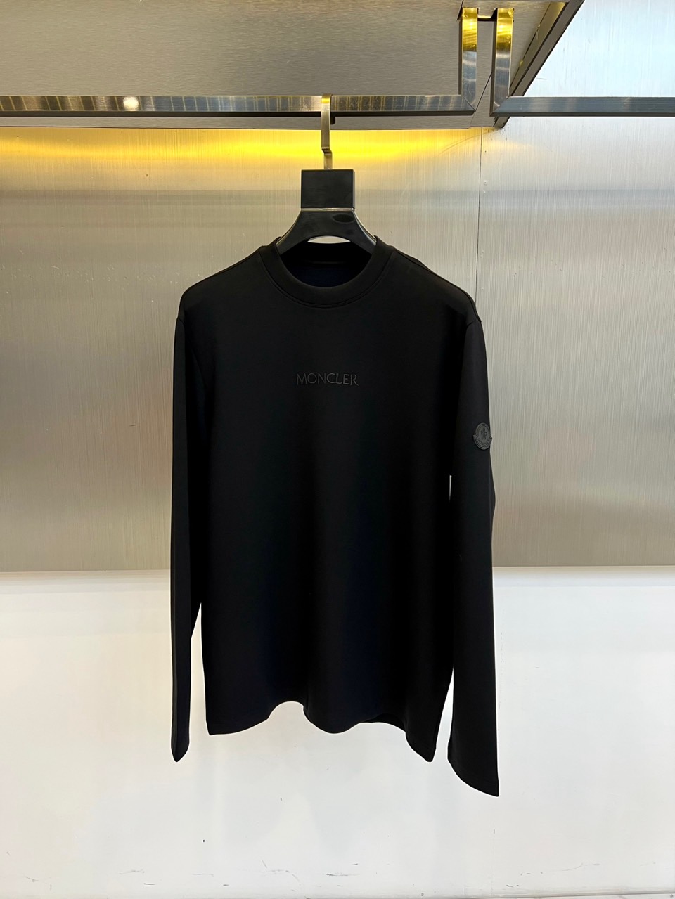 Mon蒙口、2025秋冬新品推出这款莫代尔超柔圆领长袖上衣，以简约设计演绎日常奢华。单品采用74.5%粘