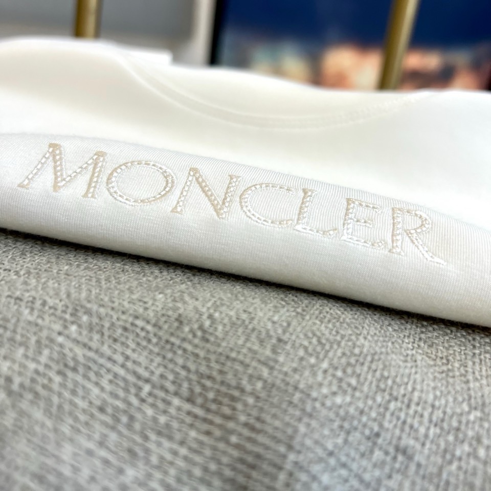 Mon蒙口、2025秋冬新品推出这款莫代尔超柔圆领长袖上衣，以简约设计演绎日常奢华。单品采用74.5%粘