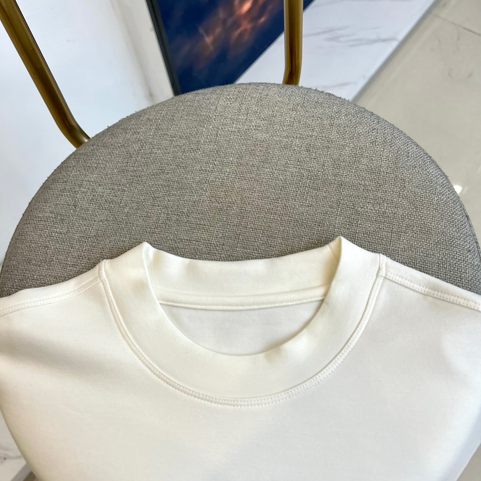 Mon蒙口、2025秋冬新品推出这款莫代尔超柔圆领长袖上衣，以简约设计演绎日常奢华。单品采用74.5%粘