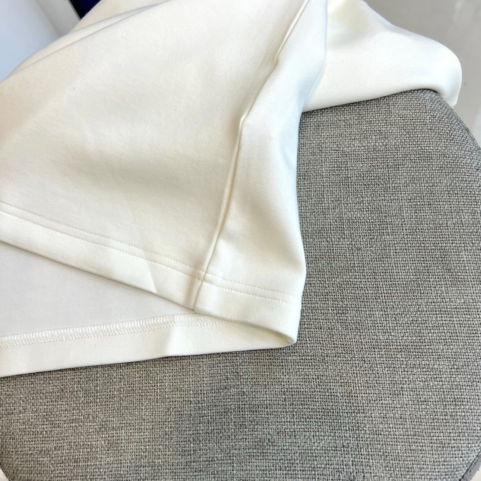 Mon蒙口、2025秋冬新品推出这款莫代尔超柔圆领长袖上衣，以简约设计演绎日常奢华。单品采用74.5%粘