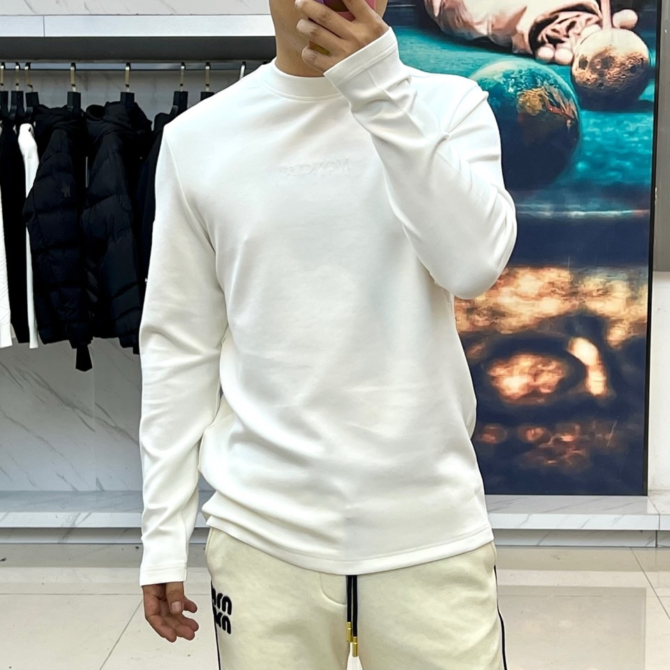 Mon蒙口、2025秋冬新品推出这款莫代尔超柔圆领长袖上衣，以简约设计演绎日常奢华。单品采用74.5%粘