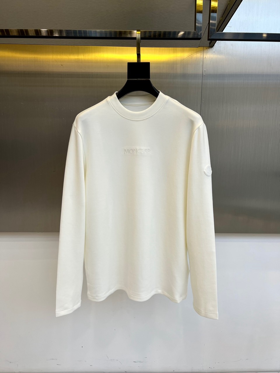 Mon蒙口、2025秋冬新品推出这款莫代尔超柔圆领长袖上衣，以简约设计演绎日常奢华。单品采用74.5%粘