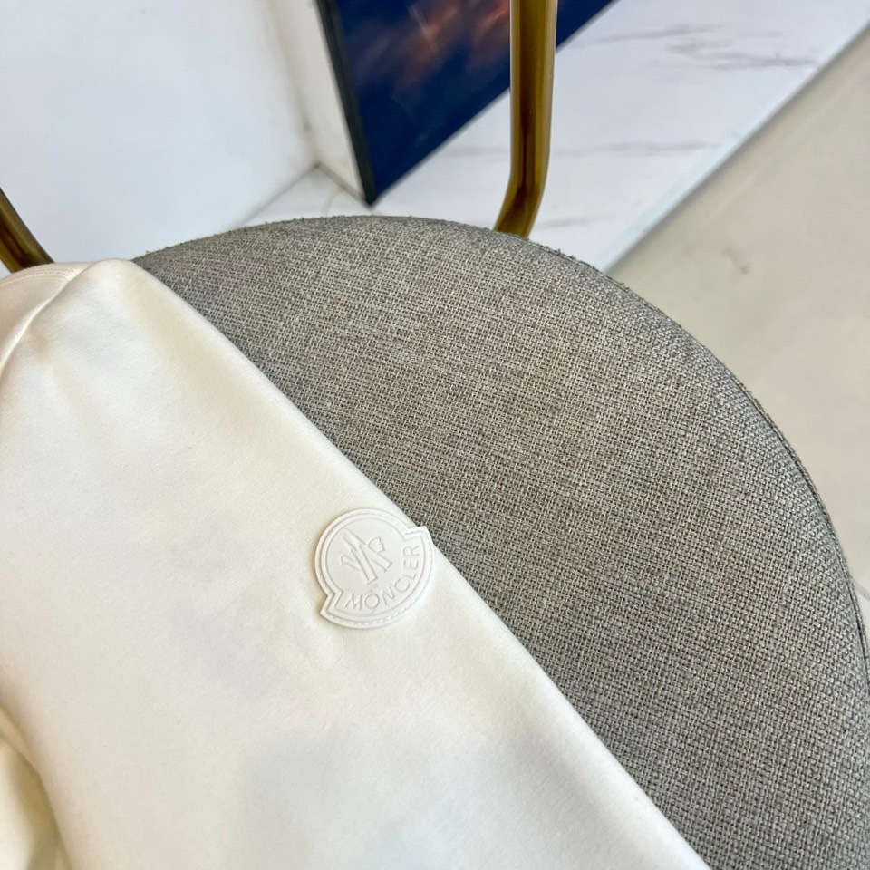 Mon蒙口、2025秋冬新品推出这款莫代尔超柔圆领长袖上衣，以简约设计演绎日常奢华。单品采用74.5%粘