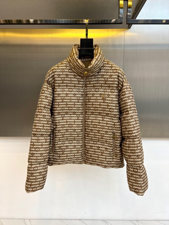NO:684315,1v Vuitton (goose down), the new 2025 autumn and winter down jacket recreates winter luxury with the classic Monogram presbyopia pattern interlaced with brown and white. The style adopts a loose stand-up collar design, with a smooth zipper opening and closing system, and a practical zipper pocket on the left side. The sleeves are full and three-dimensional, and the 90% high-quality goose down filling is fixed through precise quilting technology to ensure a light and fluffy warmth experience. The fabric is made of nylon material, which has both windproof and wear-resistant properties.  The style perfectly combines the brand's iconic genes and pragmatic aesthetics. The brown and white color scheme continues the classic heritage while adding a modern touch. The stand-up collar design enhances windproof performance, and the loose fit is suitable for multi-layer layering needs. Whether it is paired with leather trousers to show a modern urban style, or combined with casual outfits to create a day-to-day look.  Often styled, this down jacket can become the focus of winter with its distinctive brand recognition and excellent functions. From the presbyopia pattern to the goose down filling, every detail reflects Louis Vuitton’s ultimate pursuit of quality and aesthetics. 48-56 (model is 173, 143 pounds, upper body size 50),, louis  vuitton,down jacket,198609091v威登（鹅绒）、2025秋冬新品羽绒服以棕白交织的经典Monogram老花图案重塑冬日奢华.款式采用宽松立领设计,搭配顺滑拉链开合系统,左侧配备实用拉链口袋.衣袖饱满立体,通过精准的绗缝工艺固定90高品质鹅绒填充,确保轻盈蓬松的保暖体验.面料选用锦纶材质,兼具防风功能与耐磨特性. 风格上完美融合品牌标志性基因与实用主义美学,棕白配色延续经典传承的同时增添现代感.立领设计增强防风性能,宽松版型适配多层次叠穿需求.无论是搭配皮革长裤展现都市摩登型格,还是结合休闲装束打造日常造型,这件羽绒服都能以鲜明的品牌辨识度与卓越功能成为冬日焦点.从老花图案到鹅绒填充,每处细节都体现路易威登对品质与美学的极致追求.48-56（模特173,143斤上身50码）,,louis vuitton,down jacket,,Men's clothing