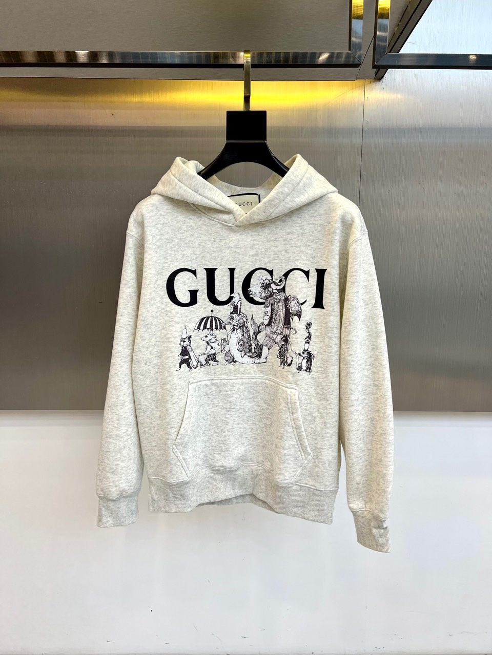 NO:684319,For the autumn and winter of 2025, Gucci has launched a new hooded sweatshirt. It adopts off-white tones and has a loose and simple silhouette to present a classic everyday feel. The chest is decorated with the eye-catching 'GUCCI' logo and retro badge pattern, paired with the unique artistic illustration below, cleverly echoing the brand's expression of fun and luxury. The hooded design  The design and drop-shoulder tailoring create a casual and comfortable wearing atmosphere, suitable for layering or wearing alone, injecting a fashionable atmosphere with both street style and high-end texture into autumn and winter daily life. S-4XL (model 173-140 pounds upper body size M),, gucci, hoodie, sweatshirts, hats,198609092025秋冬,Gucci全新推出连帽卫衣.采用米白色调,以宽松简约的廓形呈现经典日常感.胸前饰有醒目的“GUCCI”标志与复古徽章图案,搭配下方独特的艺术性插画,巧妙呼应品牌对趣味与奢华的融合表达.连帽设计与落肩剪裁营造出休闲舒适的穿着氛围,适合内搭或单穿,为秋冬日常注入兼具街头感与高级质感的时尚气息.S-4XL（模特173-140斤上身M码）,,gucci,hoodie,sweatshirts,hats,,Men's clothing