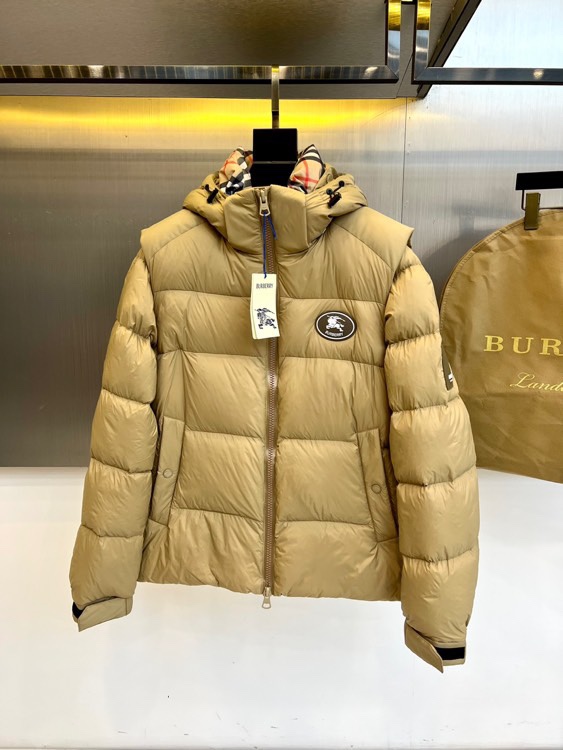 NO:684328,Burberry, the new detachable down vest for autumn and winter 2025, uses the brand's iconic plaid to interpret a multi-functional fashion aesthetic. The style adopts a hooded design, and the brim is lined with a classic plaid pattern. The detachable structure realizes the practical function of one garment for multiple wear. The front is equipped with a smooth zipper opening and closing system, with neat diagonal pockets on both sides, and a circular brand badge is embellished on the left chest to highlight the identity. The fabric is made of nylon polyurethane, which has both windproof and environmental protection properties.  The style is a perfect fusion of British tradition and contemporary urban flavor. The detachable design satisfies a variety of wearing scenarios. When equipped with a hood, it shows a casual and sports style. When disassembled, it presents a simple stand-up collar shape. Its light and warm properties are suitable for the transitional seasons of autumn and winter. It can be worn with a sweater to create a layered look, or with a windbreaker to cope with changes.  Weather. From the iconic plaid lining to the adjustable details, every design reflects Burberry's deep understanding of practical aesthetics, making it a must-have item for fashionistas who pursue quality life. 48-56 (model weighs 173,143 pounds, upper body size 50),,burberry,burberry,down  jacket,hats,19860909Bur巴宝莉、2025秋冬新品可拆卸羽绒马甲,以品牌标志性格纹演绎多功能时尚美学.款式采用连帽设计,帽檐内衬铺满经典格纹图案,通过可拆卸结构实现一衣多穿的实用功能.前襟配备顺滑拉链开合系统,两侧设有利落的斜插口袋,左胸点缀圆形品牌徽章彰显身份.面料采用尼龙聚氨酯材质,兼具防风防护性能与环保理念. 风格上完美融合英伦传统与当代都市气息,可拆卸设计满足多种穿搭场景装配连帽时展现休闲运动风范,拆卸后则呈现简约立领造型.其轻盈保暖的特性适合秋冬过渡季节穿着,既能内搭针织衫打造层次感造型,也可外搭风衣应对多变天气.从标志性格纹内衬到可调节细节,每处设计都体现巴宝莉对实用美学的深刻理解,成为追求品质生活的时尚人士必备单品.48-56（模特173,143斤上身50码）,,burberry,burberry,down jacket,hats,,Men's clothing