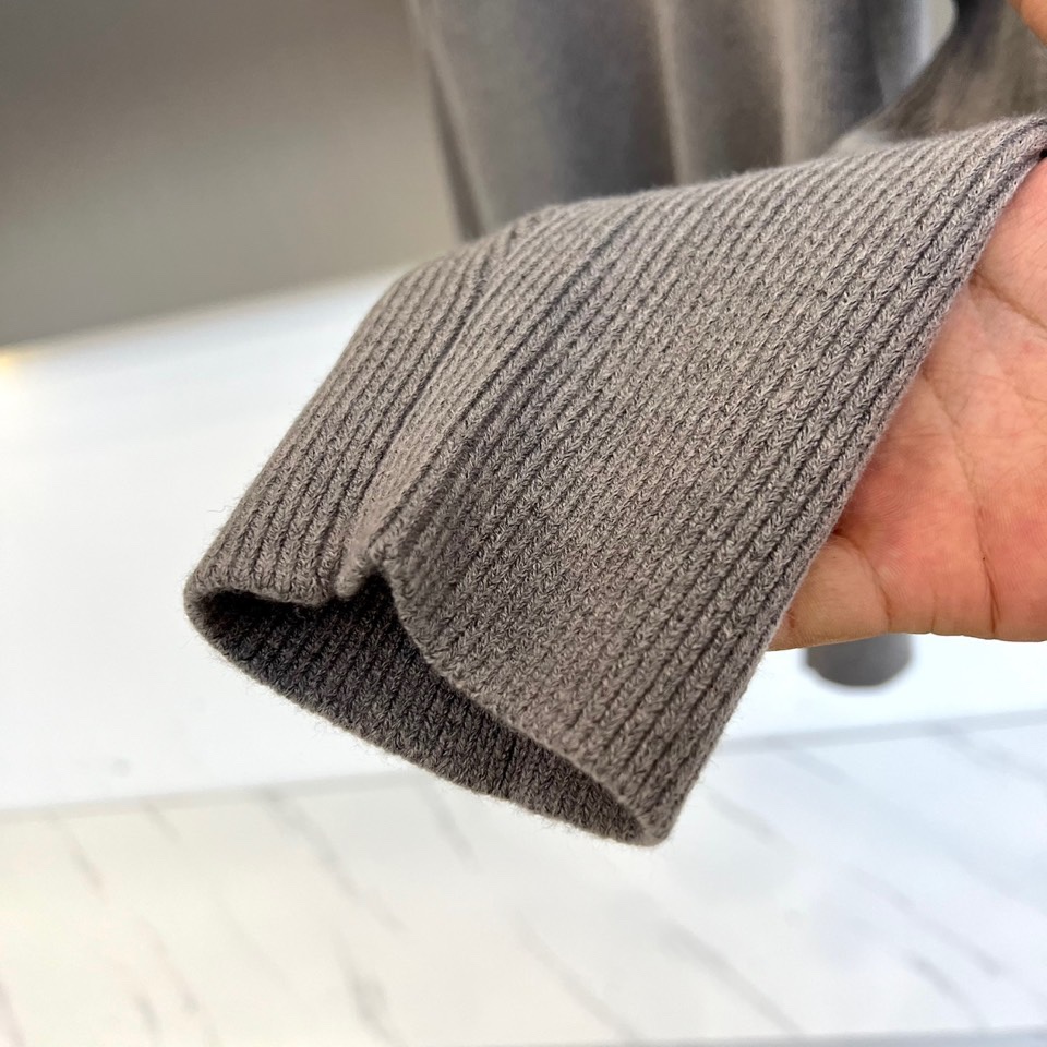 Dio迪奥、2025秋冬新品针织衫以优雅V领设计诠释法式简约美学。款式采用70%羊毛与30%羊驼毛混纺材