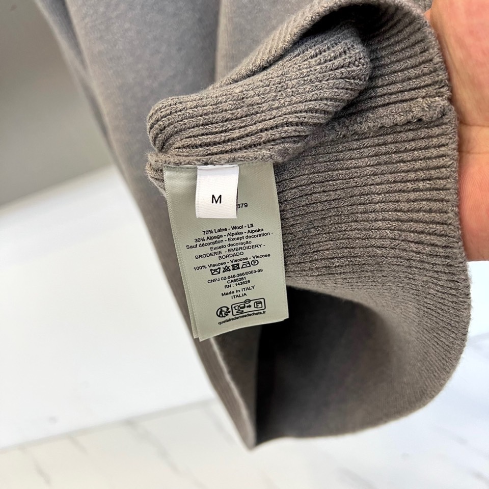 Dio迪奥、2025秋冬新品针织衫以优雅V领设计诠释法式简约美学。款式采用70%羊毛与30%羊驼毛混纺材