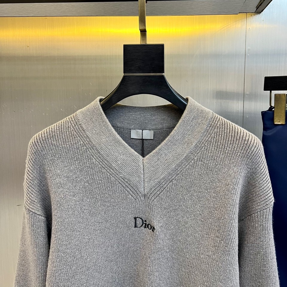 Dio迪奥、2025秋冬新品针织衫以优雅V领设计诠释法式简约美学。款式采用70%羊毛与30%羊驼毛混纺材