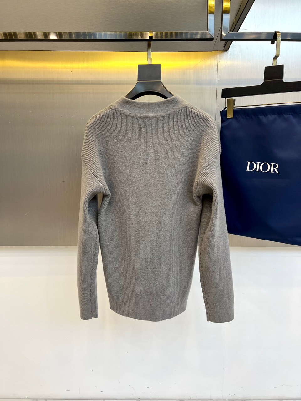 Dio迪奥、2025秋冬新品针织衫以优雅V领设计诠释法式简约美学。款式采用70%羊毛与30%羊驼毛混纺材