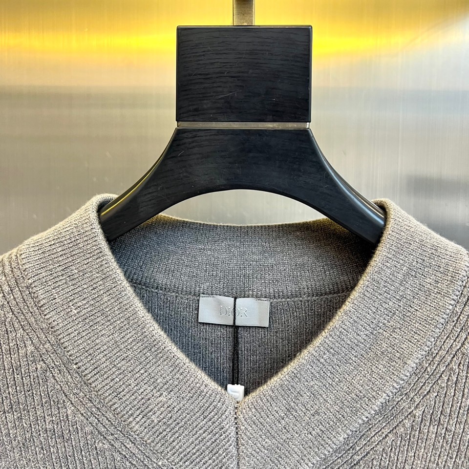 Dio迪奥、2025秋冬新品针织衫以优雅V领设计诠释法式简约美学。款式采用70%羊毛与30%羊驼毛混纺材