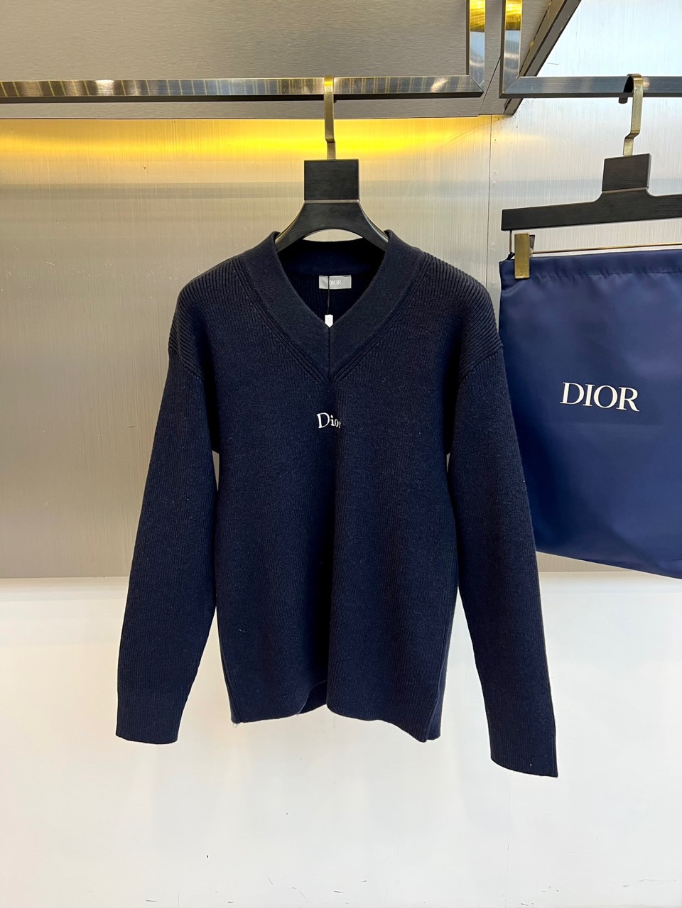 Dio迪奥、2025秋冬新品针织衫以优雅V领设计诠释法式简约美学。款式采用70%羊毛与30%羊驼毛混纺材