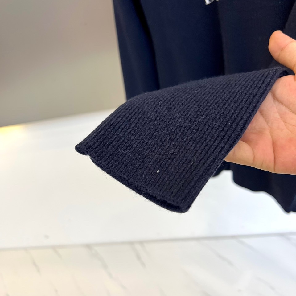 Dio迪奥、2025秋冬新品针织衫以优雅V领设计诠释法式简约美学。款式采用70%羊毛与30%羊驼毛混纺材