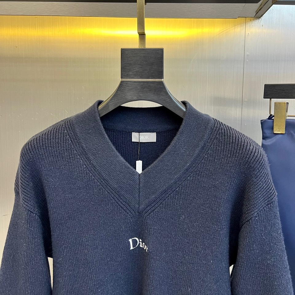 Dio迪奥、2025秋冬新品针织衫以优雅V领设计诠释法式简约美学。款式采用70%羊毛与30%羊驼毛混纺材