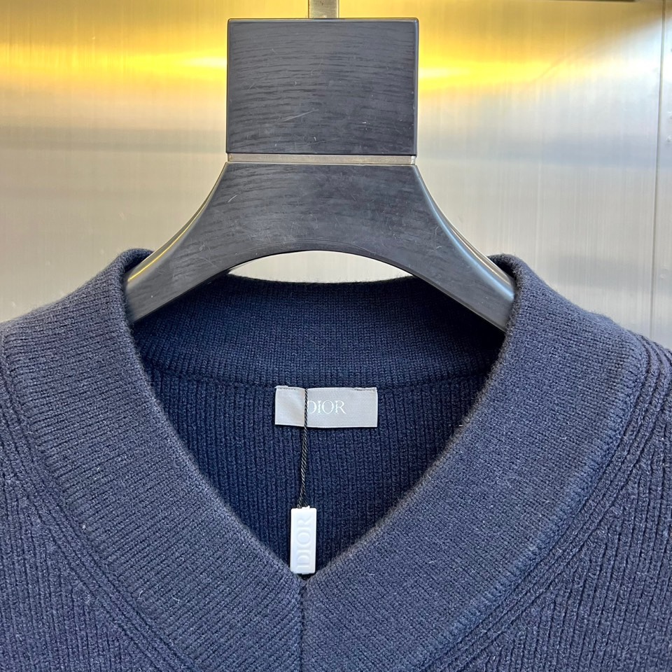 Dio迪奥、2025秋冬新品针织衫以优雅V领设计诠释法式简约美学。款式采用70%羊毛与30%羊驼毛混纺材