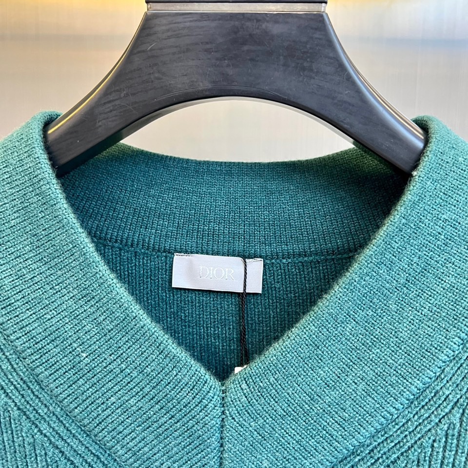 Dio迪奥、2025秋冬新品针织衫以优雅V领设计诠释法式简约美学。款式采用70%羊毛与30%羊驼毛混纺材