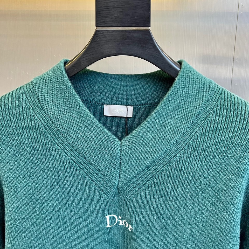 Dio迪奥、2025秋冬新品针织衫以优雅V领设计诠释法式简约美学。款式采用70%羊毛与30%羊驼毛混纺材