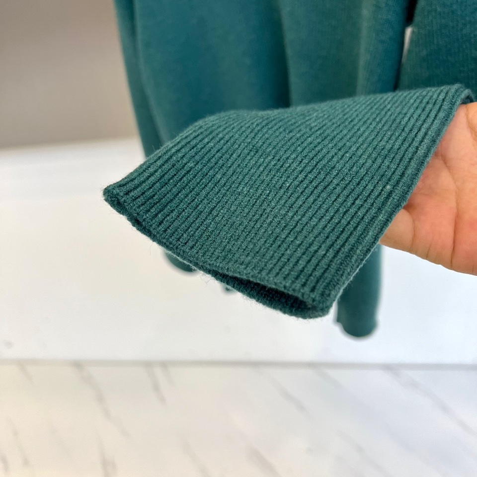 Dio迪奥、2025秋冬新品针织衫以优雅V领设计诠释法式简约美学。款式采用70%羊毛与30%羊驼毛混纺材