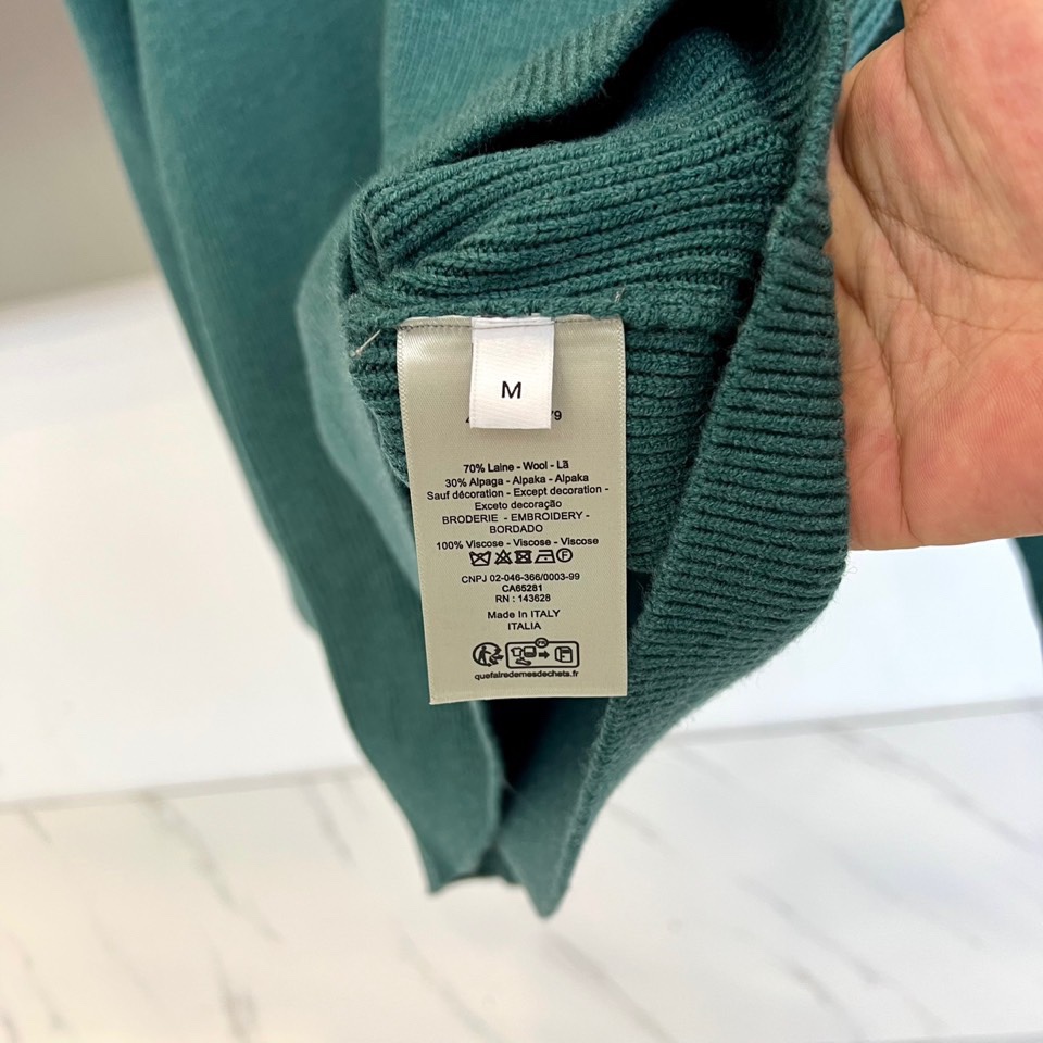 Dio迪奥、2025秋冬新品针织衫以优雅V领设计诠释法式简约美学。款式采用70%羊毛与30%羊驼毛混纺材