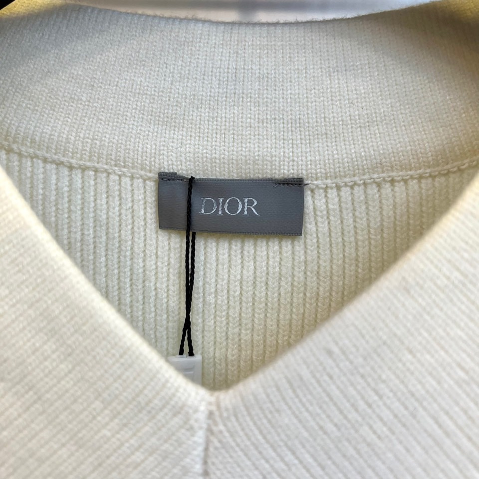 Dio迪奥、2025秋冬新品针织衫以优雅V领设计诠释法式简约美学。款式采用70%羊毛与30%羊驼毛混纺材