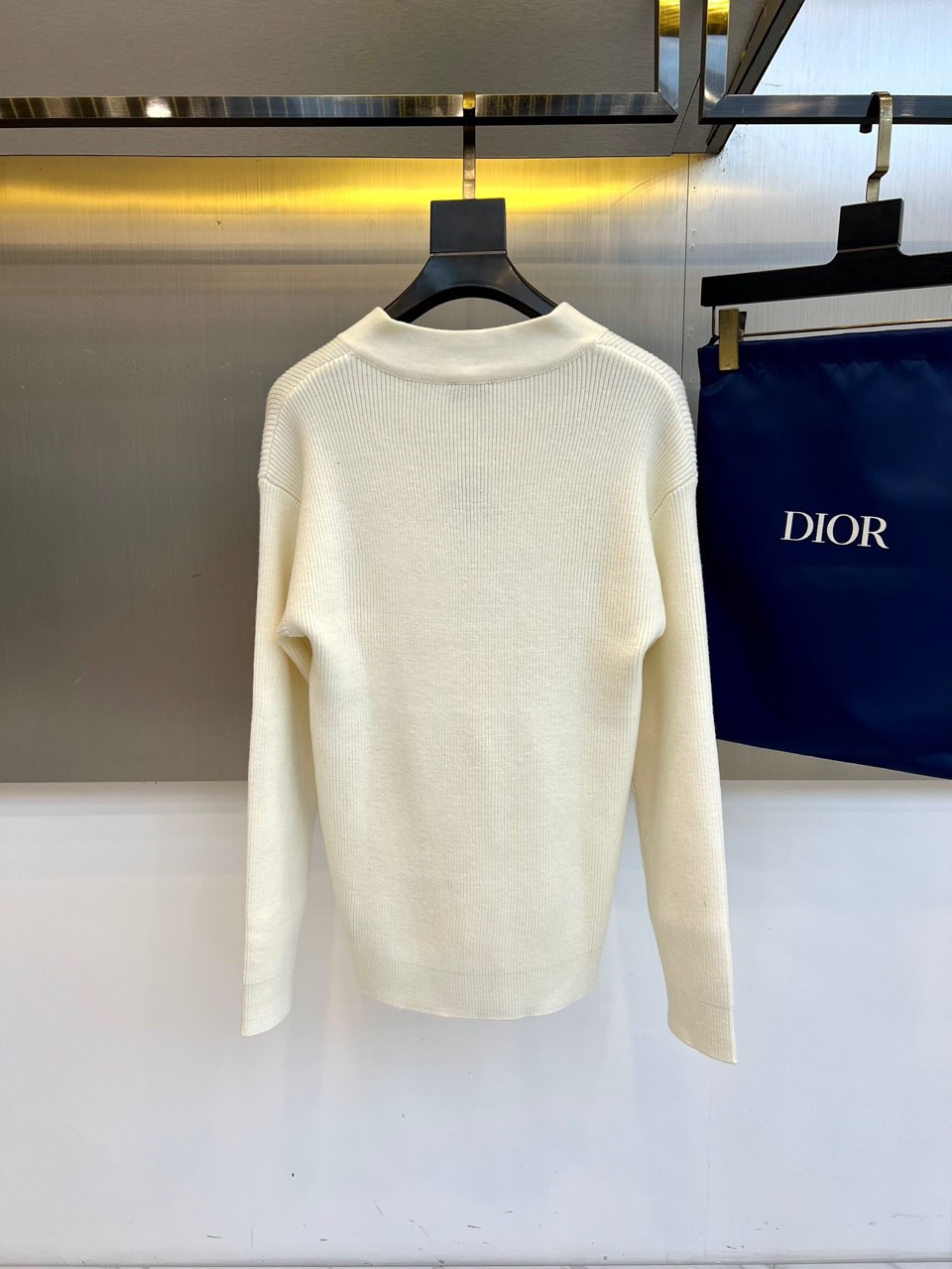 Dio迪奥、2025秋冬新品针织衫以优雅V领设计诠释法式简约美学。款式采用70%羊毛与30%羊驼毛混纺材