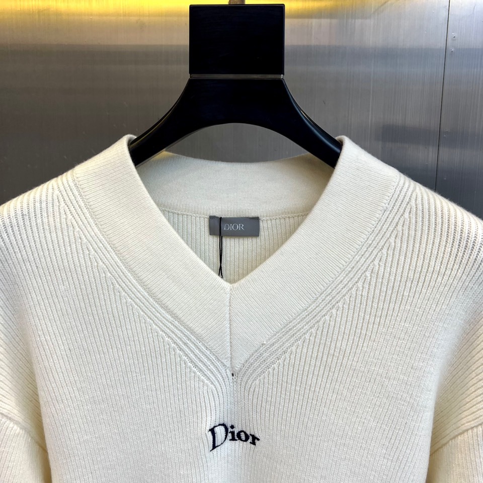 Dio迪奥、2025秋冬新品针织衫以优雅V领设计诠释法式简约美学。款式采用70%羊毛与30%羊驼毛混纺材