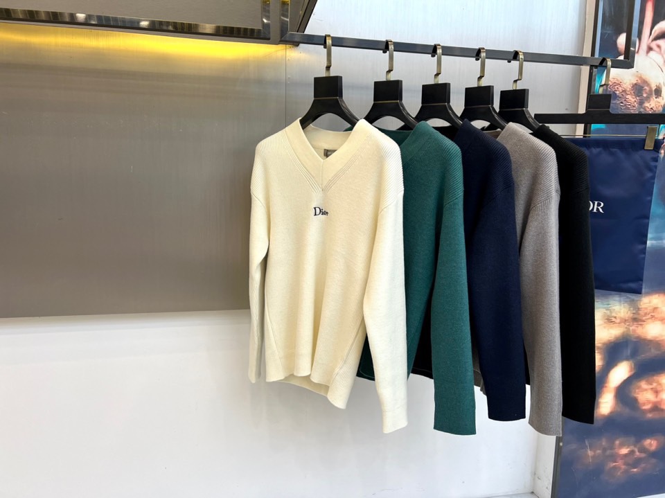 Dio迪奥、2025秋冬新品针织衫以优雅V领设计诠释法式简约美学。款式采用70%羊毛与30%羊驼毛混纺材