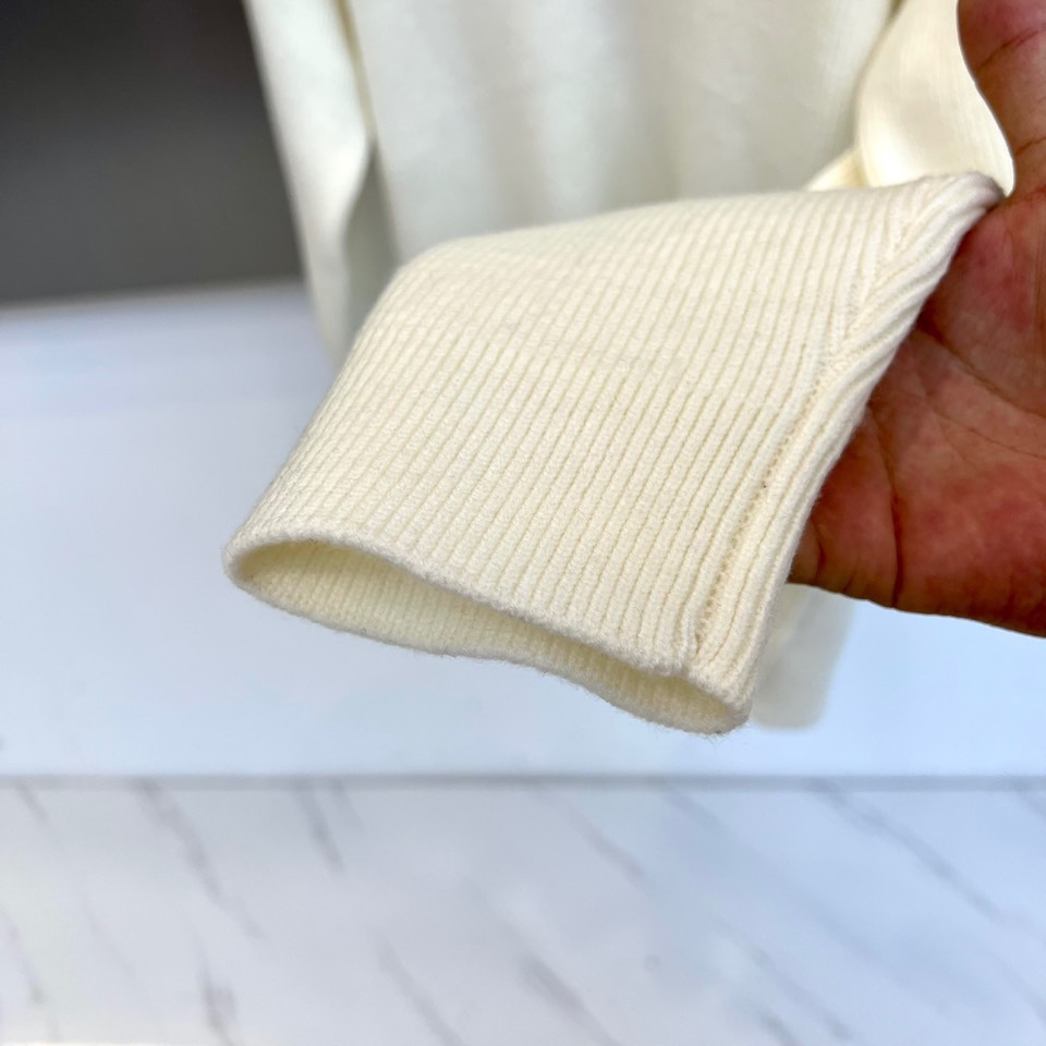 Dio迪奥、2025秋冬新品针织衫以优雅V领设计诠释法式简约美学。款式采用70%羊毛与30%羊驼毛混纺材