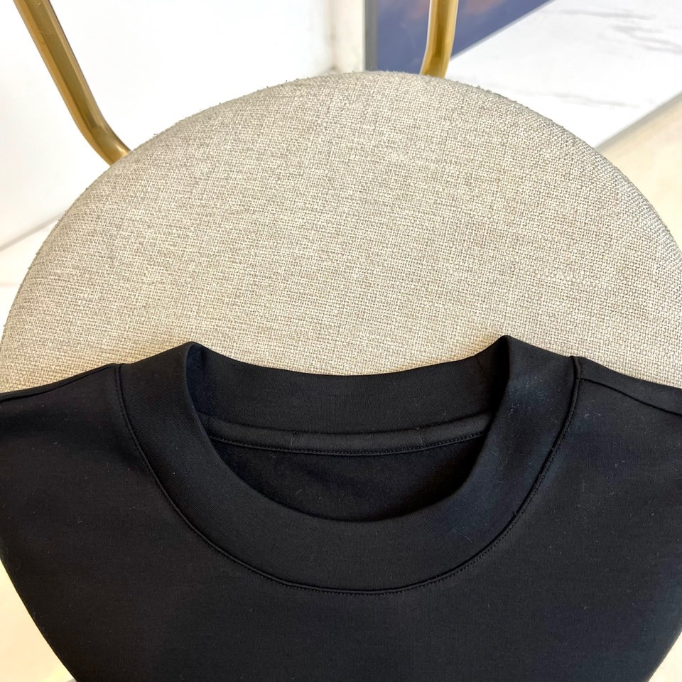 Alexander W亚历山大王、2025秋冬新品莫代尔长袖T恤，演绎纽约摩登风尚。这款T恤采用圆领设计