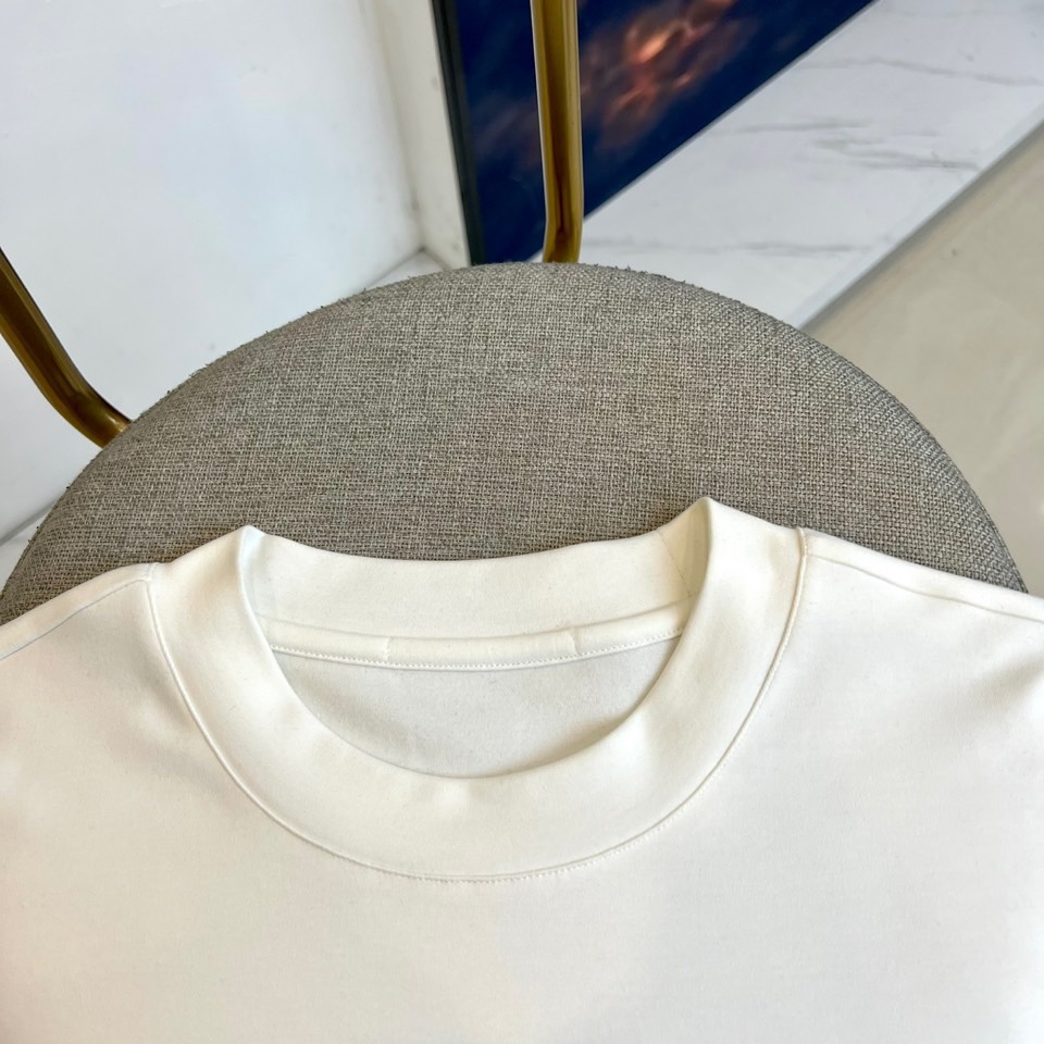 Alexander W亚历山大王、2025秋冬新品莫代尔长袖T恤，演绎纽约摩登风尚。这款T恤采用圆领设计