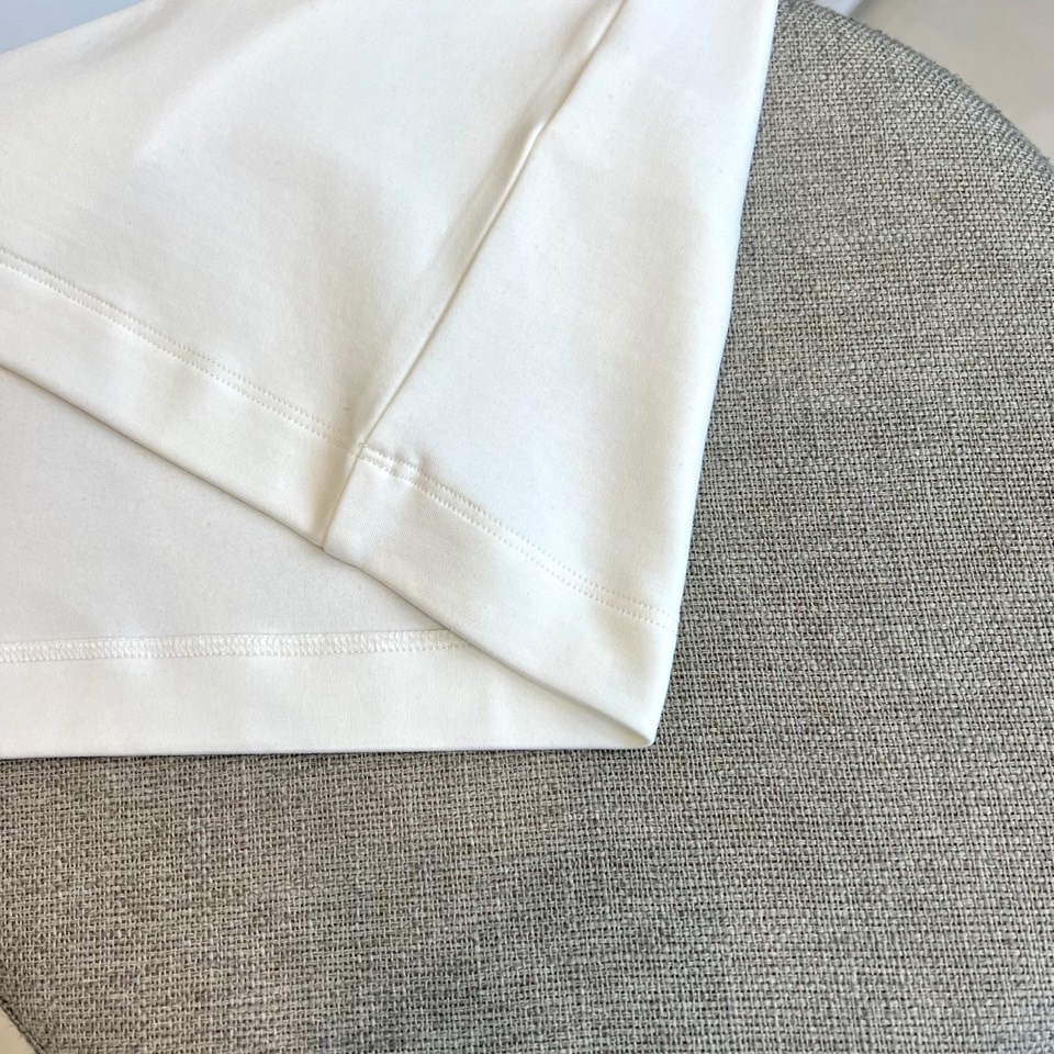 Alexander W亚历山大王、2025秋冬新品莫代尔长袖T恤，演绎纽约摩登风尚。这款T恤采用圆领设计