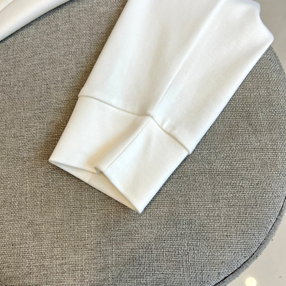 Alexander W亚历山大王、2025秋冬新品莫代尔长袖T恤，演绎纽约摩登风尚。这款T恤采用圆领设计