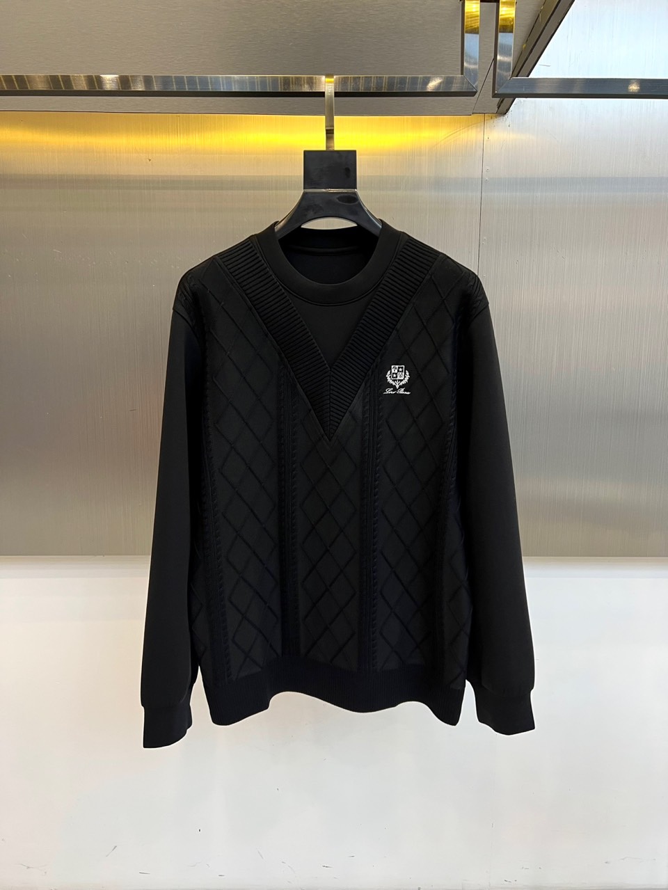 Loro Piana-2025秋冬新品V领针织衫，以立体编织纹理演绎意式优雅美学。款式采用经典V领设计，