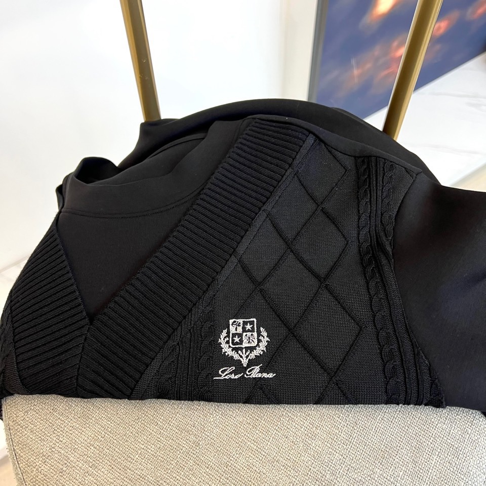Loro Piana-2025秋冬新品V领针织衫，以立体编织纹理演绎意式优雅美学。款式采用经典V领设计，