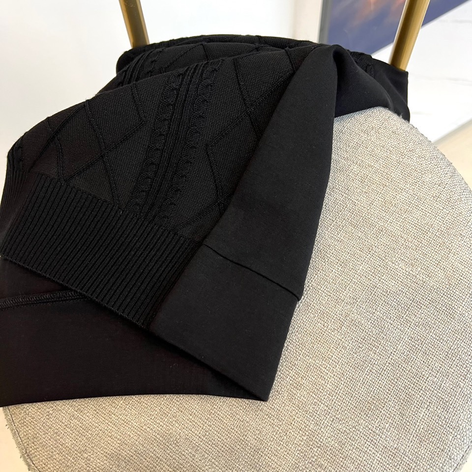 Loro Piana-2025秋冬新品V领针织衫，以立体编织纹理演绎意式优雅美学。款式采用经典V领设计，